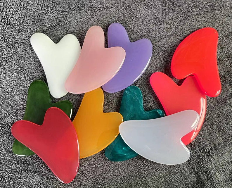 Planche Gua Sha en forme de cœur – Masseur corporel en résine