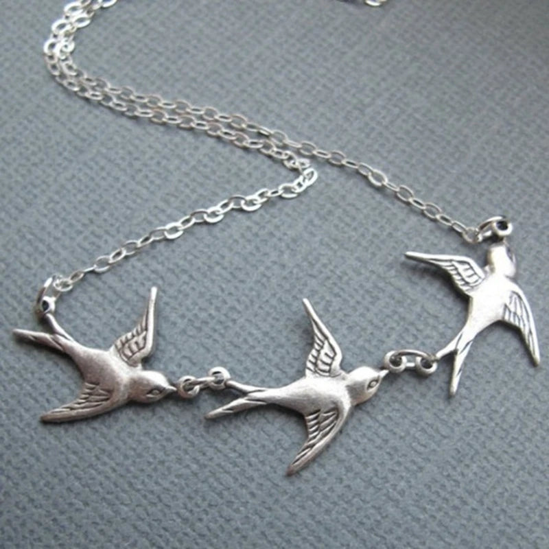 Collier à trois oiseaux volants,